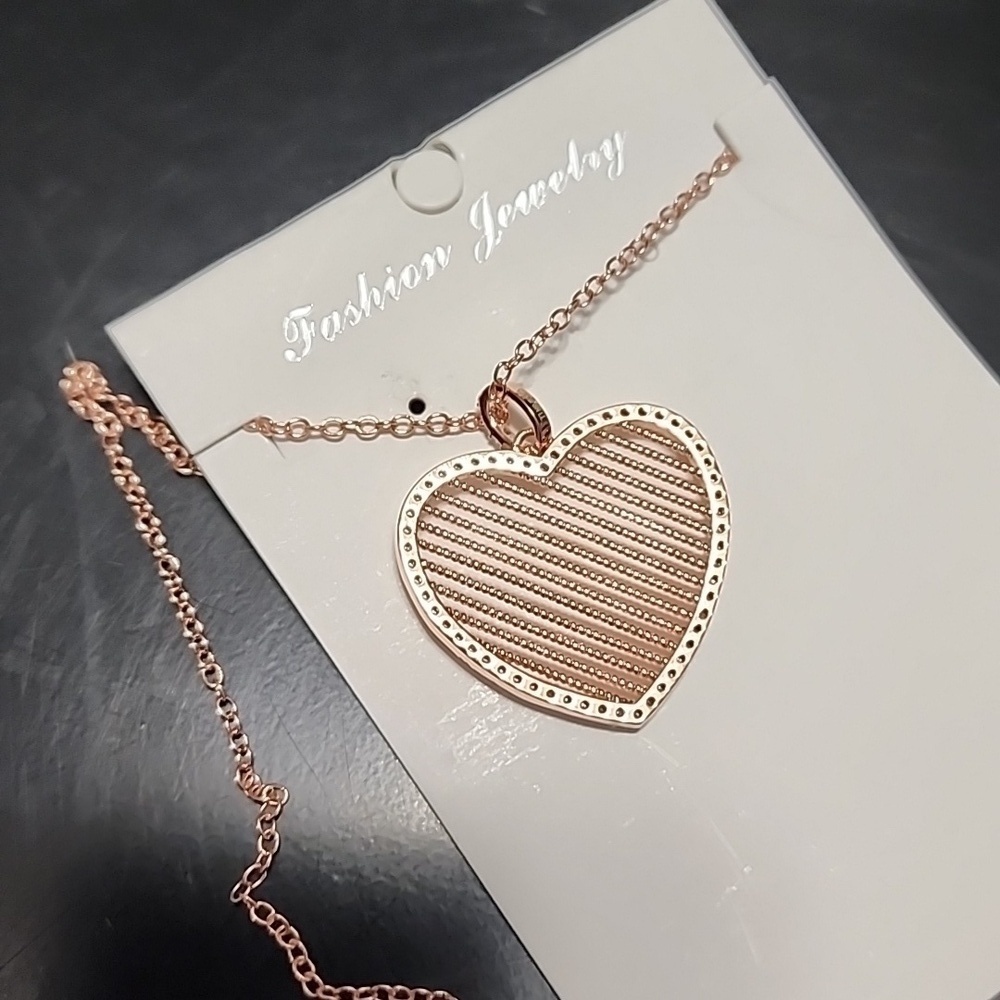 Genevive Jewelry Heart necklace w/cubic zirconian - Picture 5 of 5
